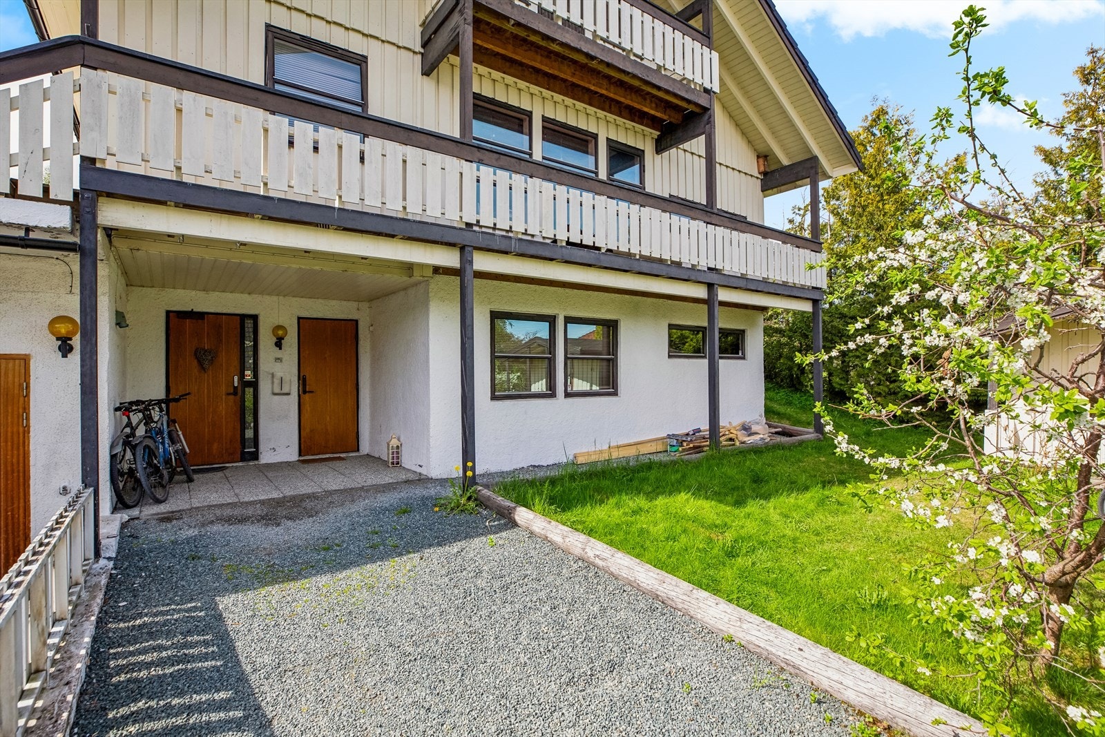 Boligen er opprinnelig en enebolig med en utleiedel i sokkel med tilliggende garasje. Garasje og en bit av hoveddel i sokkel er ombygd til 4 hybler med kjøkken og bad. Galleribilde