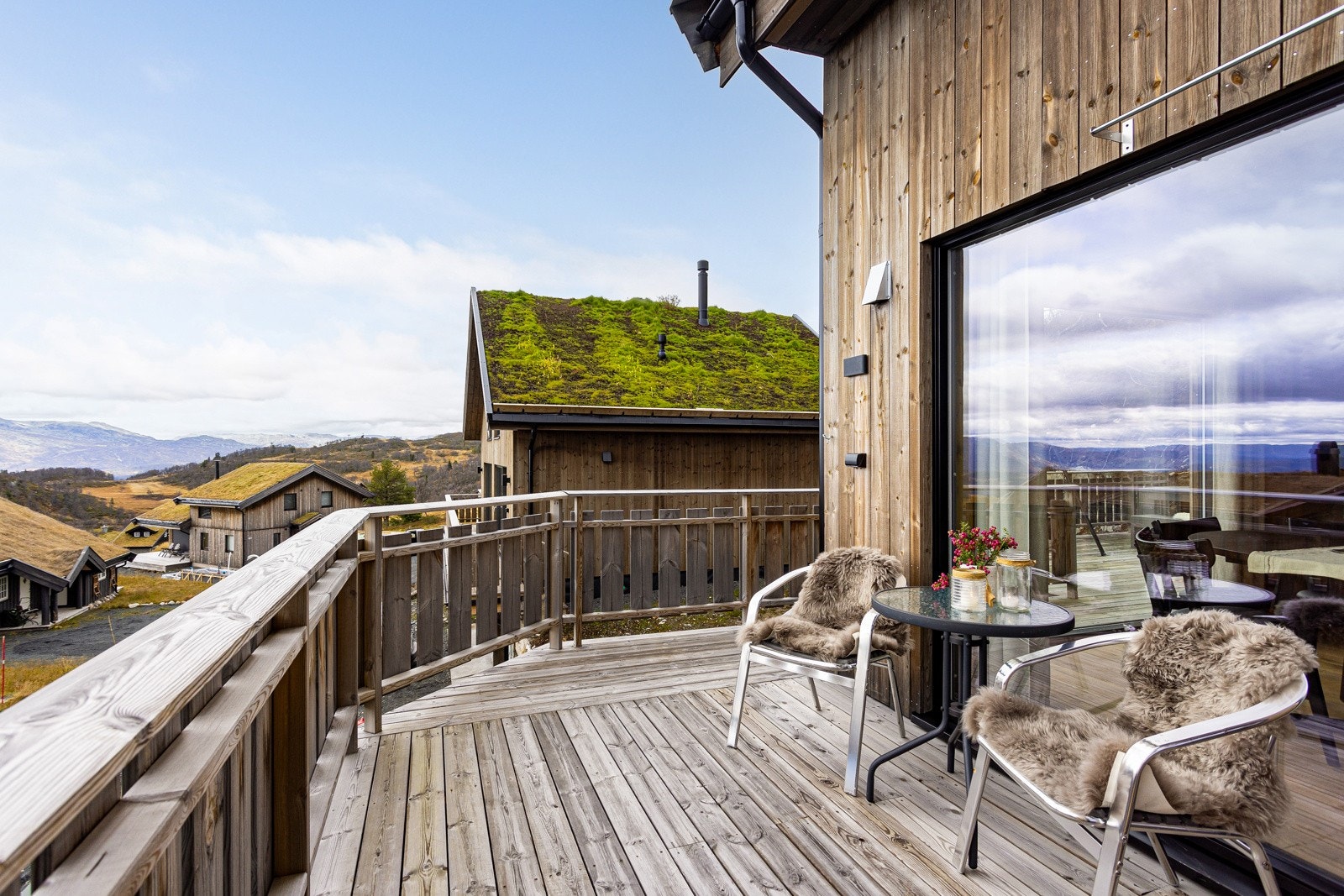 Terrasse med kveldssol og fantastisk utsikt - Direkte utgang fra stuen. Ski inn/ut til 25 nedfarter og 11 heiser Galleribilde