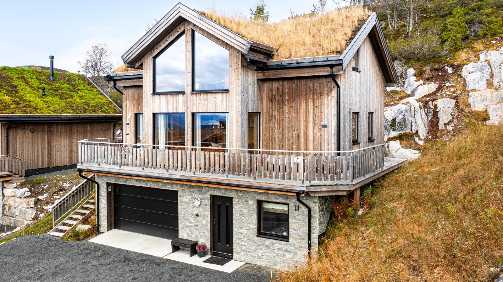 Privatmegleren har nå gleden av å presentere Rådyrvegen 71 - En særdeles stilig og nyere hytte med fantastisk planløsning og beliggenhet på toppen av Holtardalen! Galleribilde