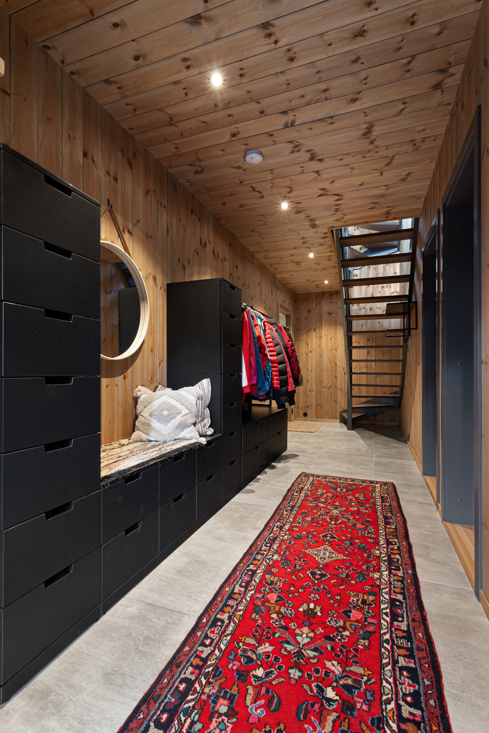Innbydende entré med lekre farger, flislagt gulv og downlights belysning Galleribilde