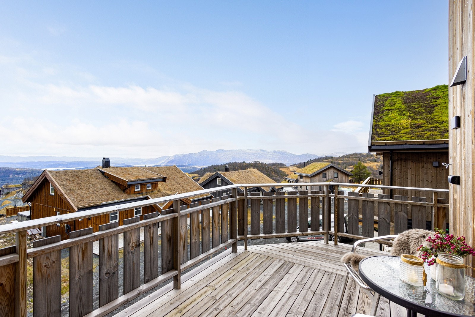 Terrasse med kveldssol. Hytta ligger hele 1040 moh. Fra hytta er det spektakulær utsikt over Raulandsfjell, vannet Totak, Hardangervidda, skianlegget m.m Galleribilde