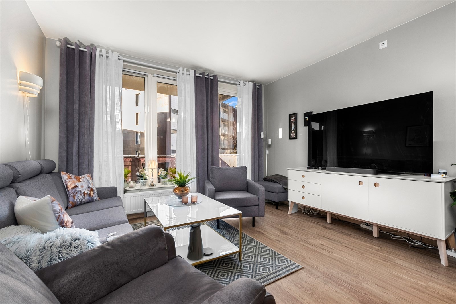 Leiligheten byr på moderne fasiliteter som fjernvarme og balansert ventilasjon. Galleribilde