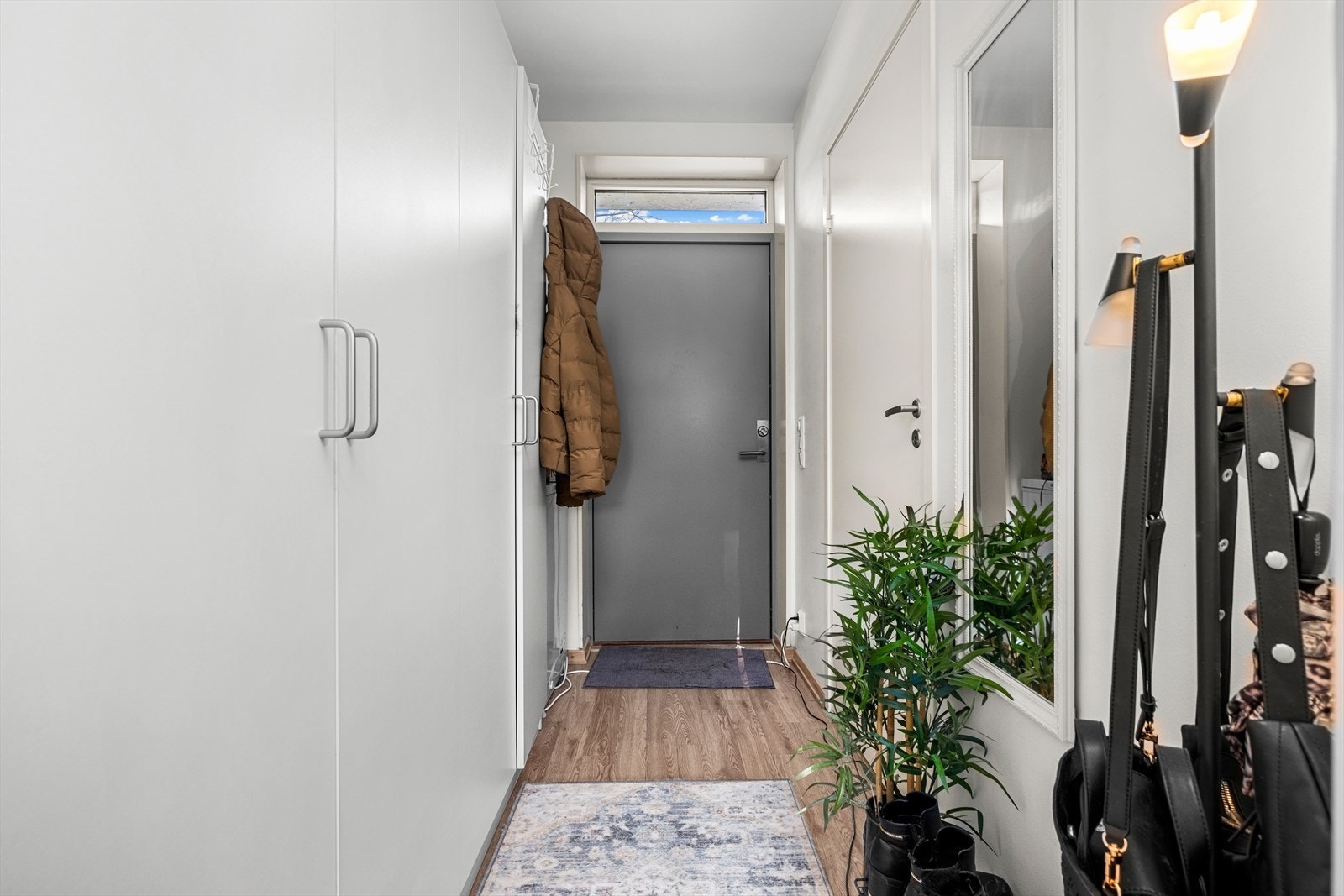 Entréen byr på rikelig med oppbevaringsplass i garderobeskap, som medfølger leiligheten. Galleribilde