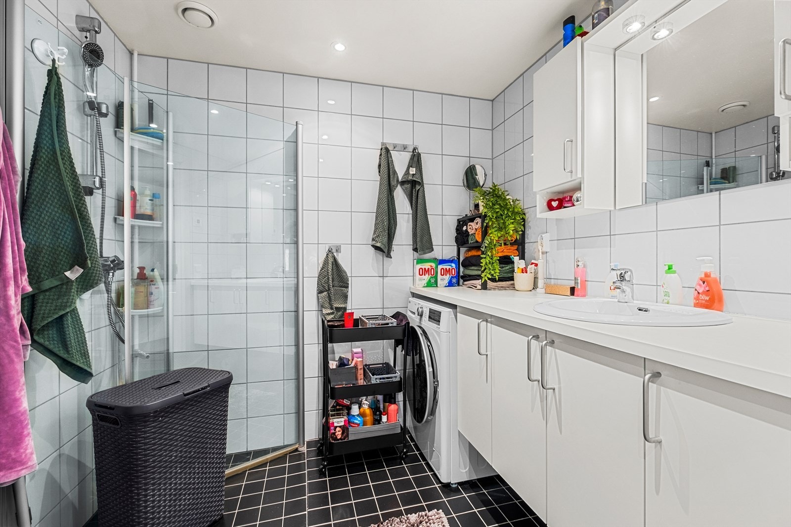Badet er på 4m² flislagt gulv- og vegger. Badet er utstyrt med behagelig gulvvarme, opplegg for vaskemaskin, praktiske innfellbare dusjdører, servant, servantskap, rørfordelingsskap, stoppekran og vannmåler. Galleribilde