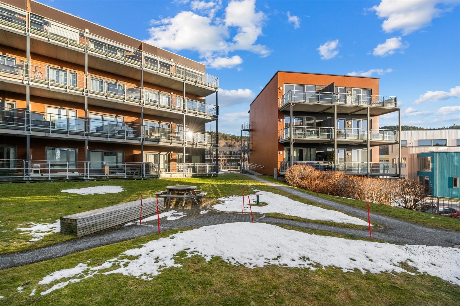 Risvollan senter ligger 8 minutters gange fra leiligheten, hvor du finner blant annet legesenter, apotek og dagligvarekjeden Coop Extra. Det er videre kort vei til Bunnpris Stubban, som ligger 5 minutter fra leiligheten med sykkel. Galleribilde