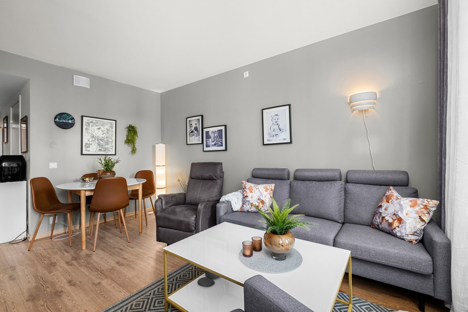 Leiligheten har en god planløsning som gir gode møbleringsmuligheter. Det medfølger egen fast ekstern bod på 5m² i underetasjen. Galleribilde
