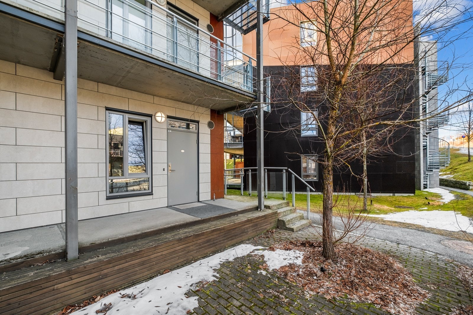 Leiligheten har eget inngangsparti like ved felles uteområder med grøntområder og sitteplasser for velforeningen. Galleribilde