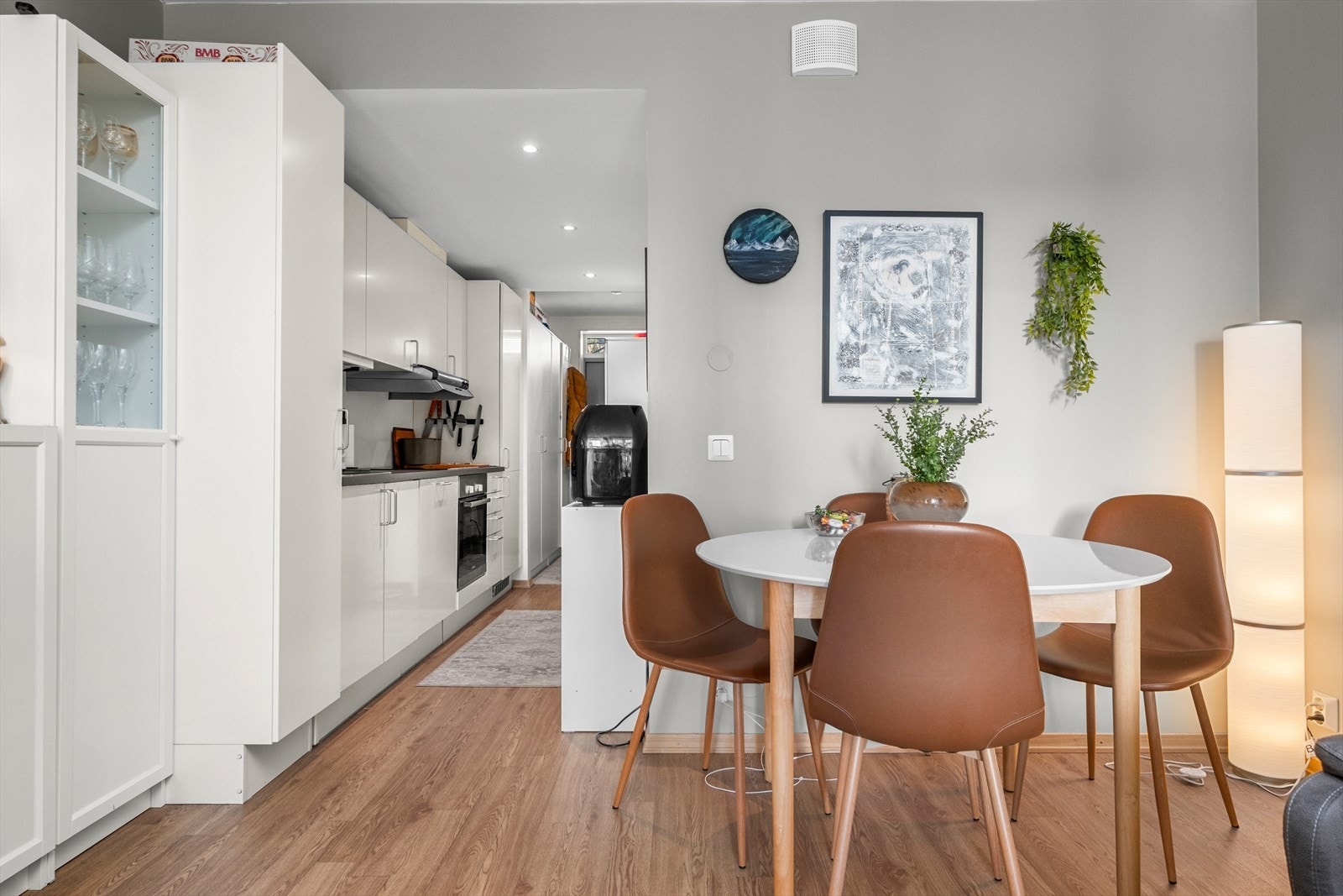 Leiligheten har en åpen løsning mellom stue- og kjøkken på totalt 21,5m². Galleribilde