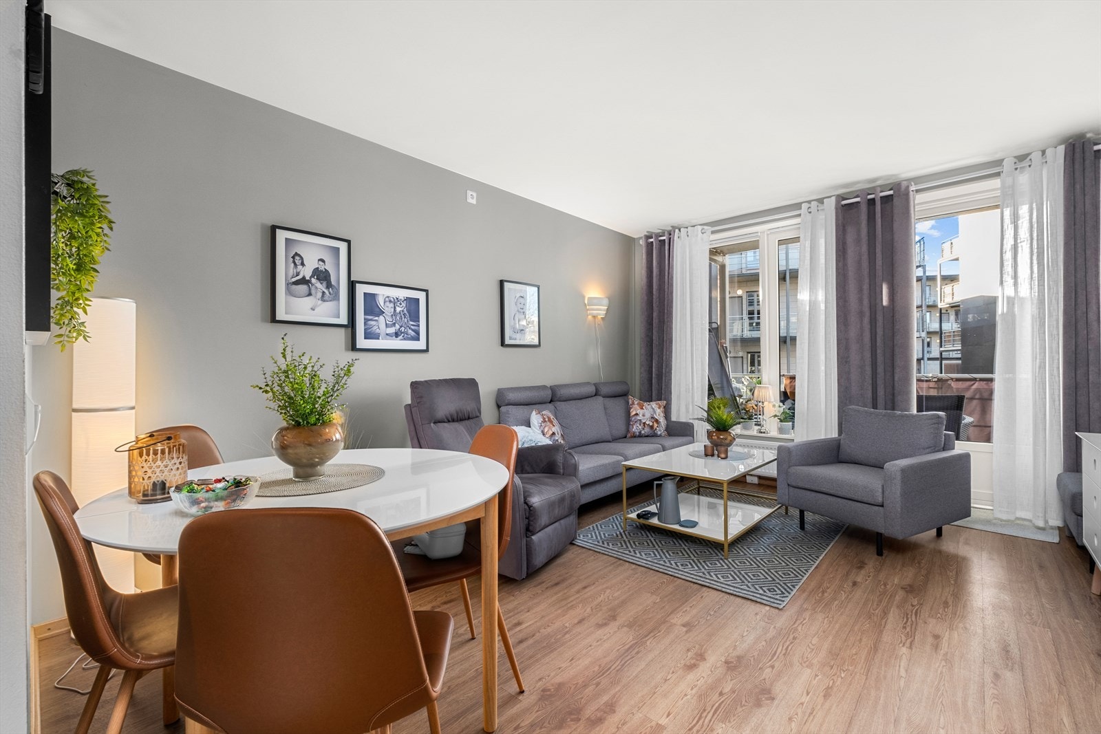 Stuen er på flotte 17m² og lyses naturlig opp fra de flotte- og store vindusflatene. Galleribilde