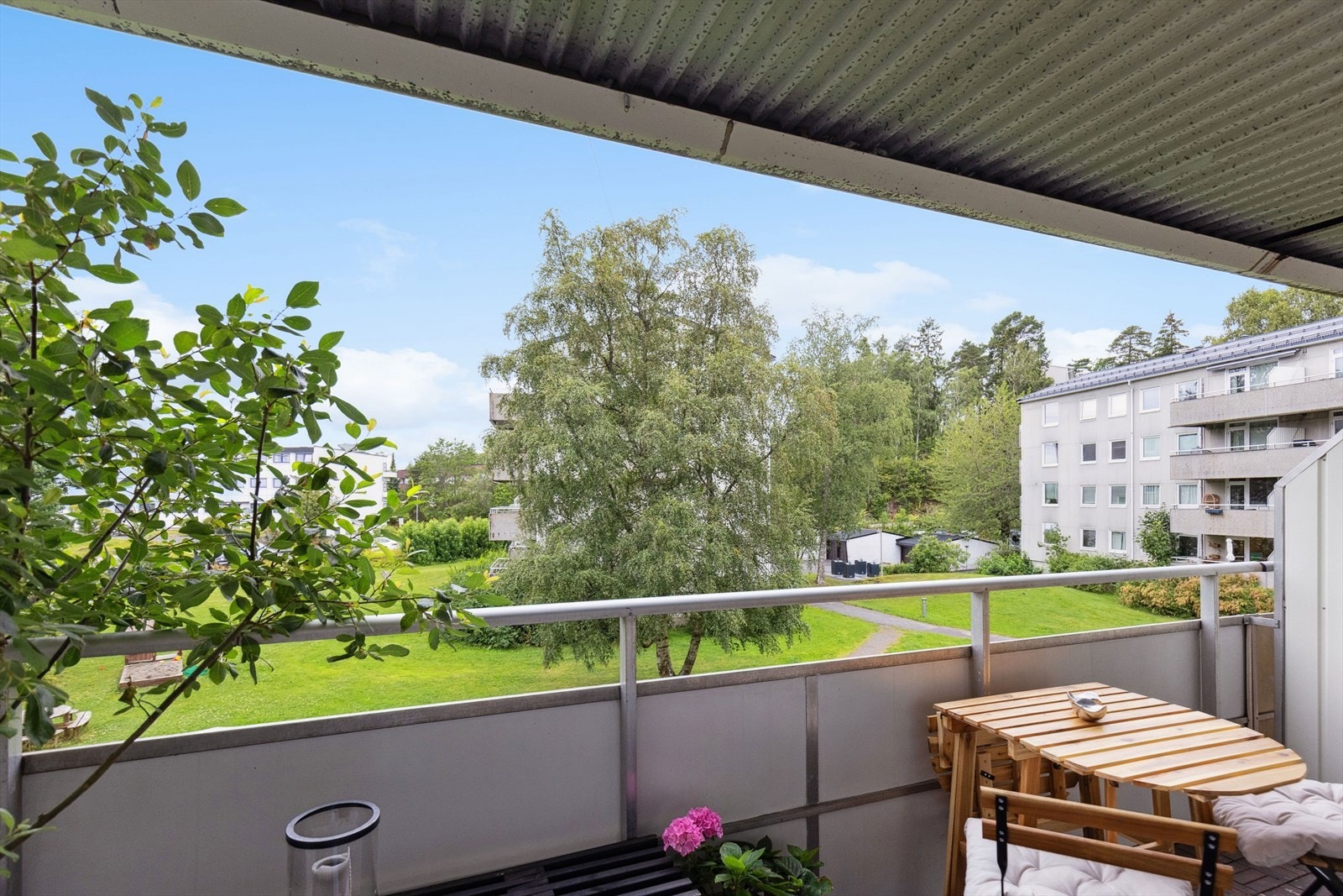 Vestvendt beliggende med kveldssol. Galleribilde