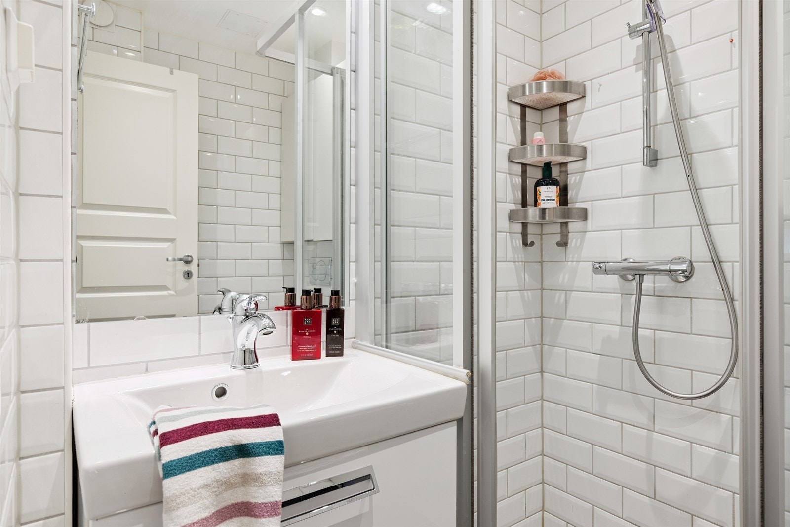 Delikat flislagt baderom med dusj. Badet er fra 2013. Galleribilde