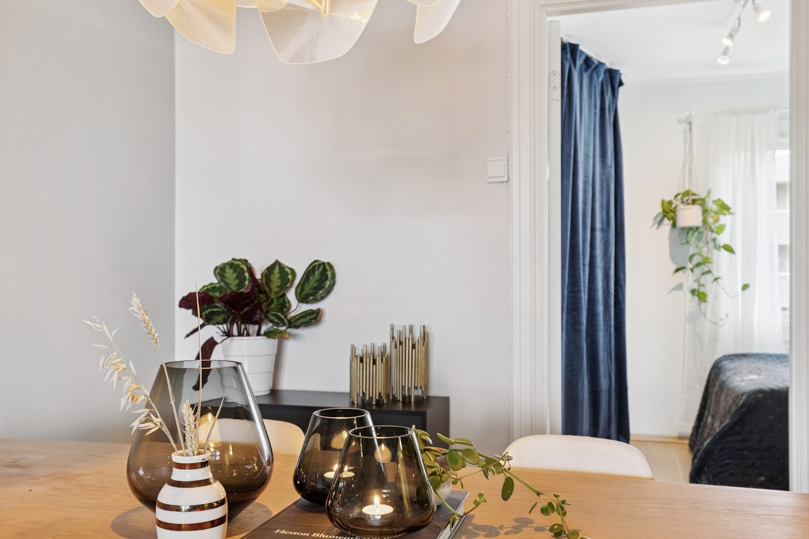 Plass til mange rundt bordet i den romslige stuen. Galleribilde