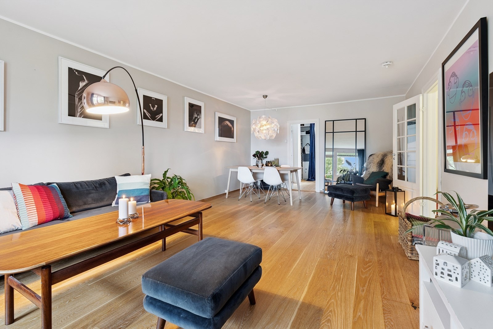 Det er god plass til både spisebord og sofagruppe. Galleribilde