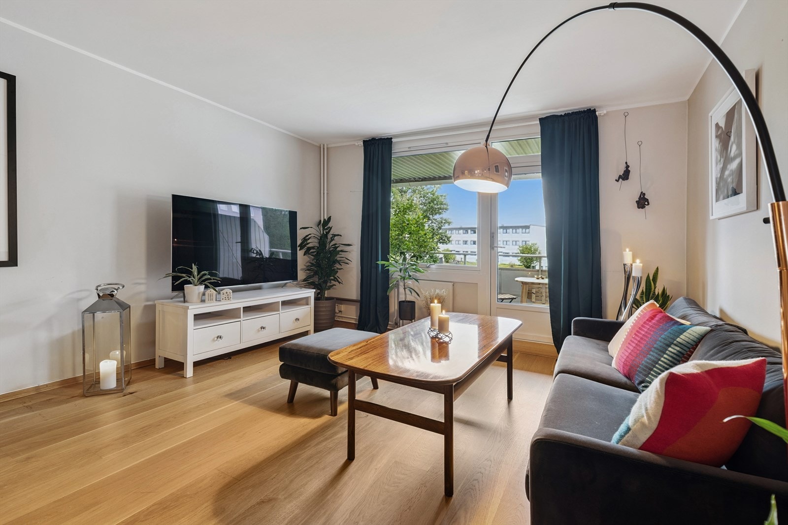 Enstavs eikeparkett på gulv og lyse, slette flater på veggene. Galleribilde