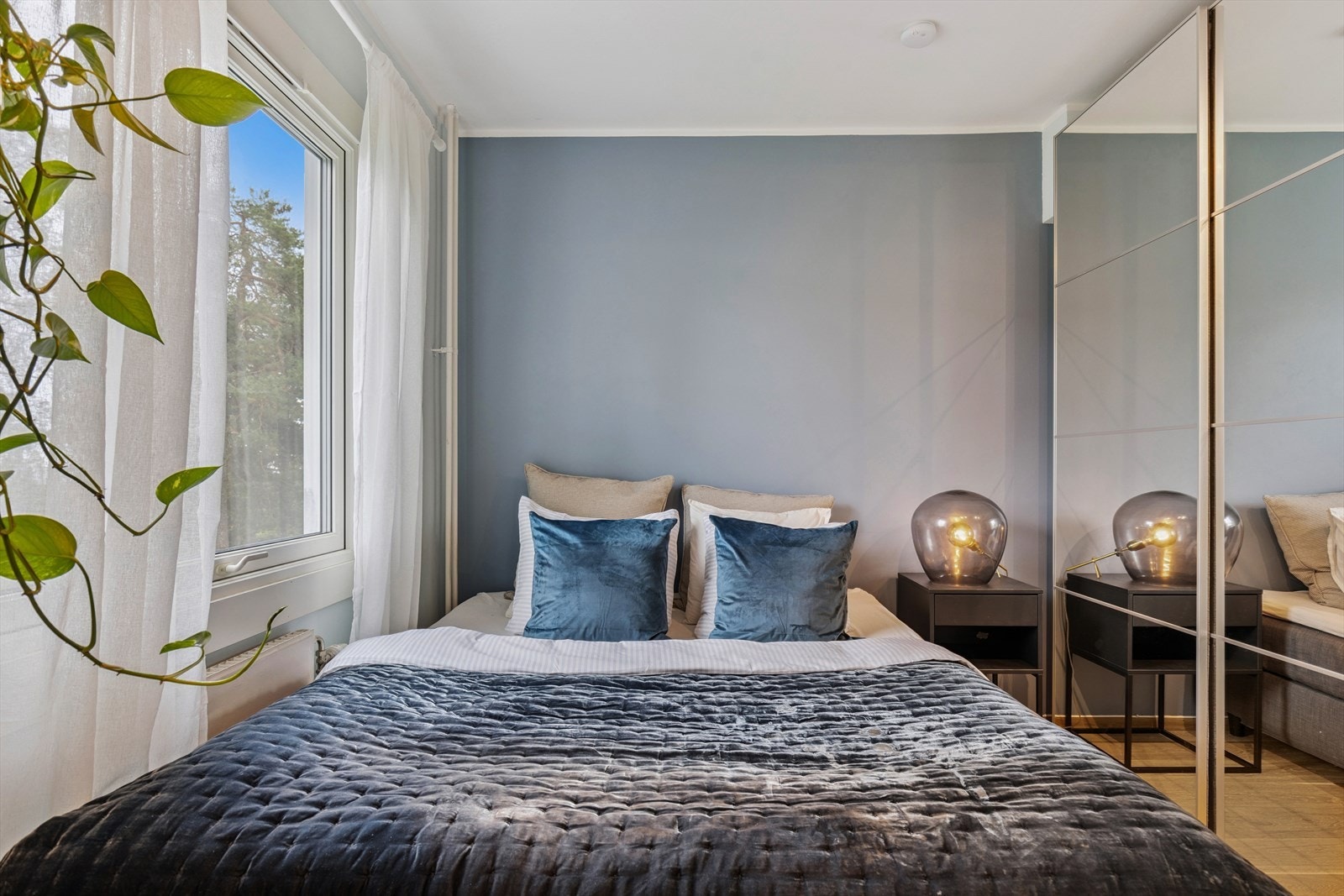 Det er 3 soverom i boligen. Hovedsoverom med skyvedørsgarderobe. Galleribilde