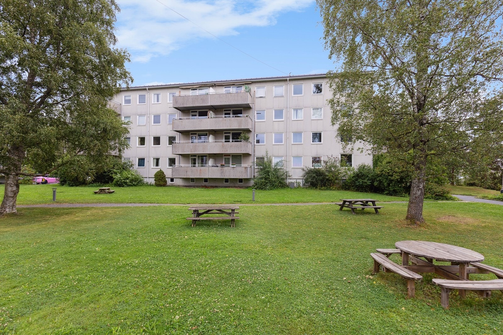 Det er flotte grøntarealer rett utenfor leiligheten. Galleribilde
