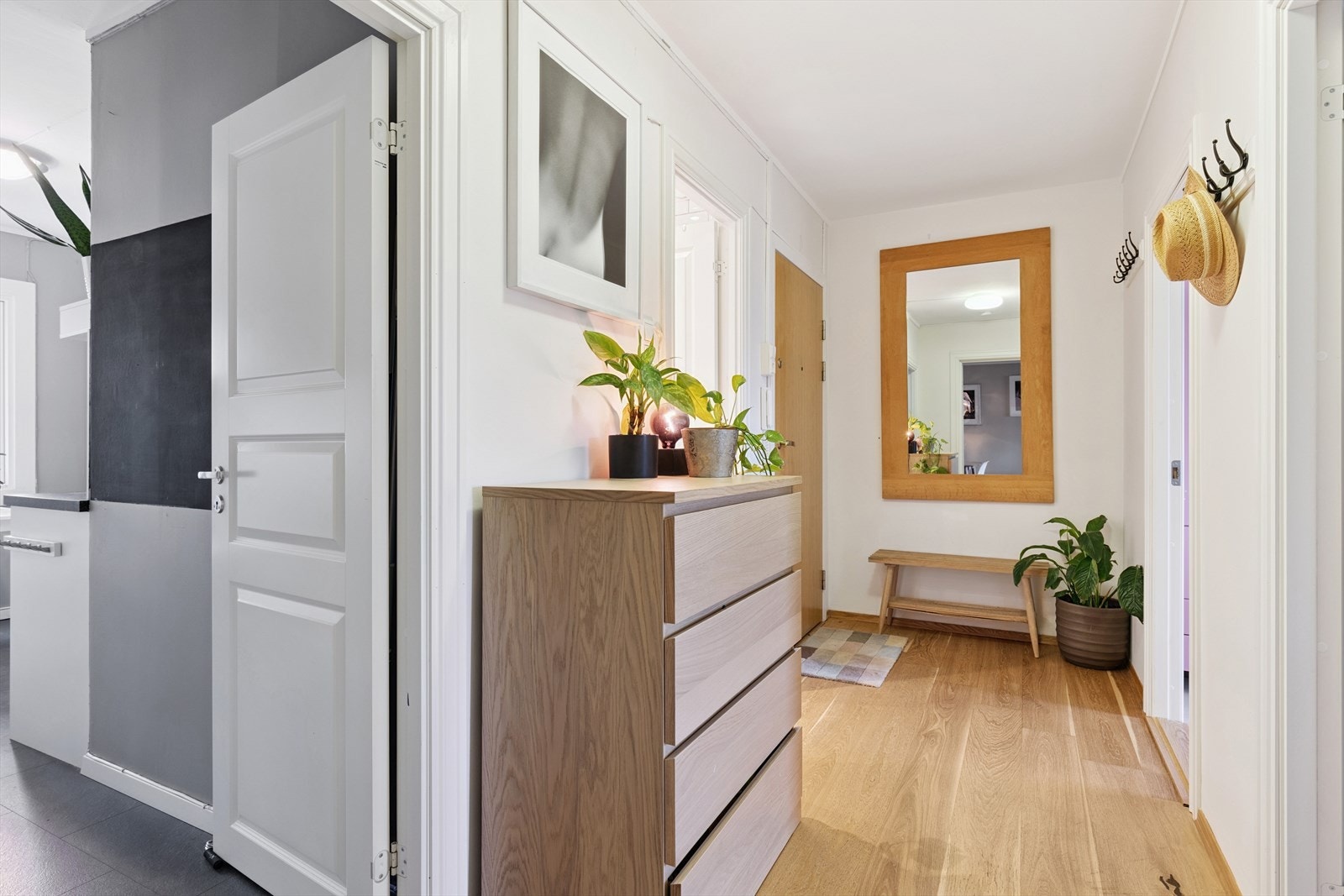 Velkommen inn! Hyggelig inngangsparti med god plass til å henge fra seg yttertøy og sko. Galleribilde