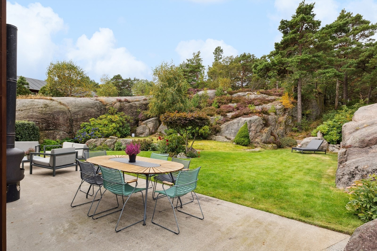 Usjenert og flott hage med bl.a adkomst rett fra den ene stuen. Grenser til friarealer Galleribilde