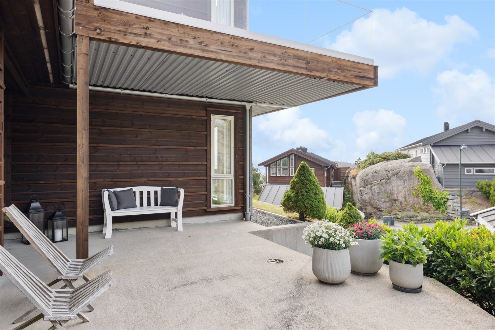 Inngangsparti, støpt dekke, terrassen utgjør naturlig overbygg over inngangspartiet Galleribilde