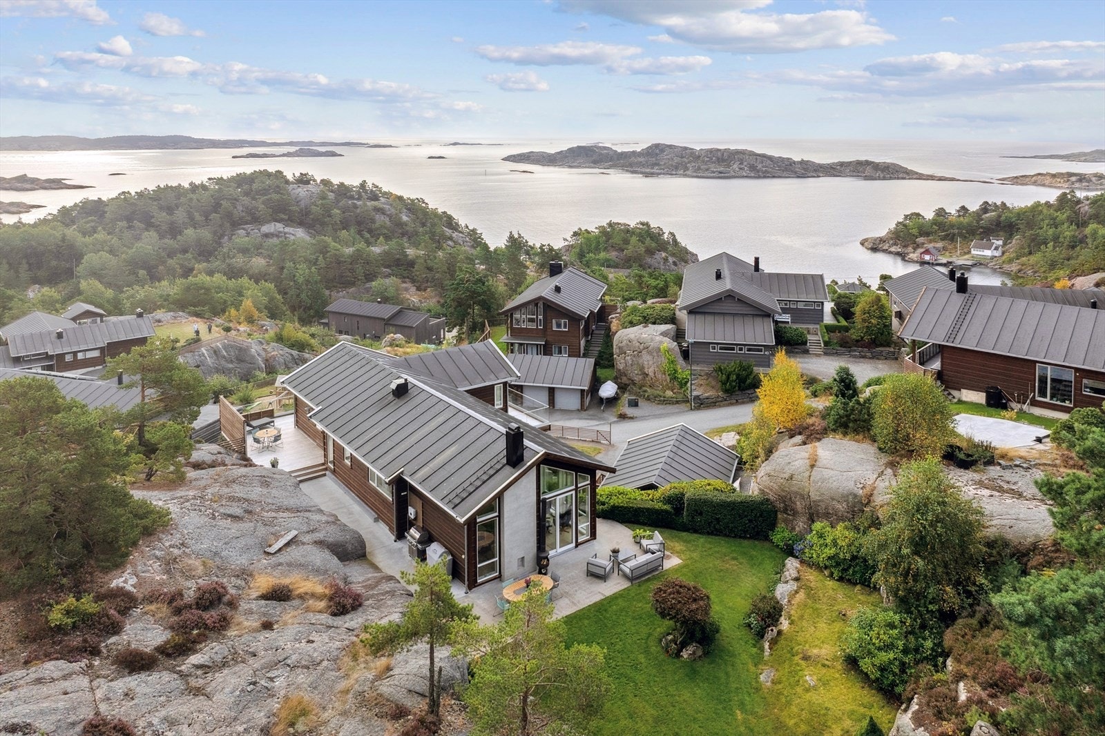 Eiendommen ligger høyt og luftig med mange fine soner i hagen. Prangende havutsikt Galleribilde