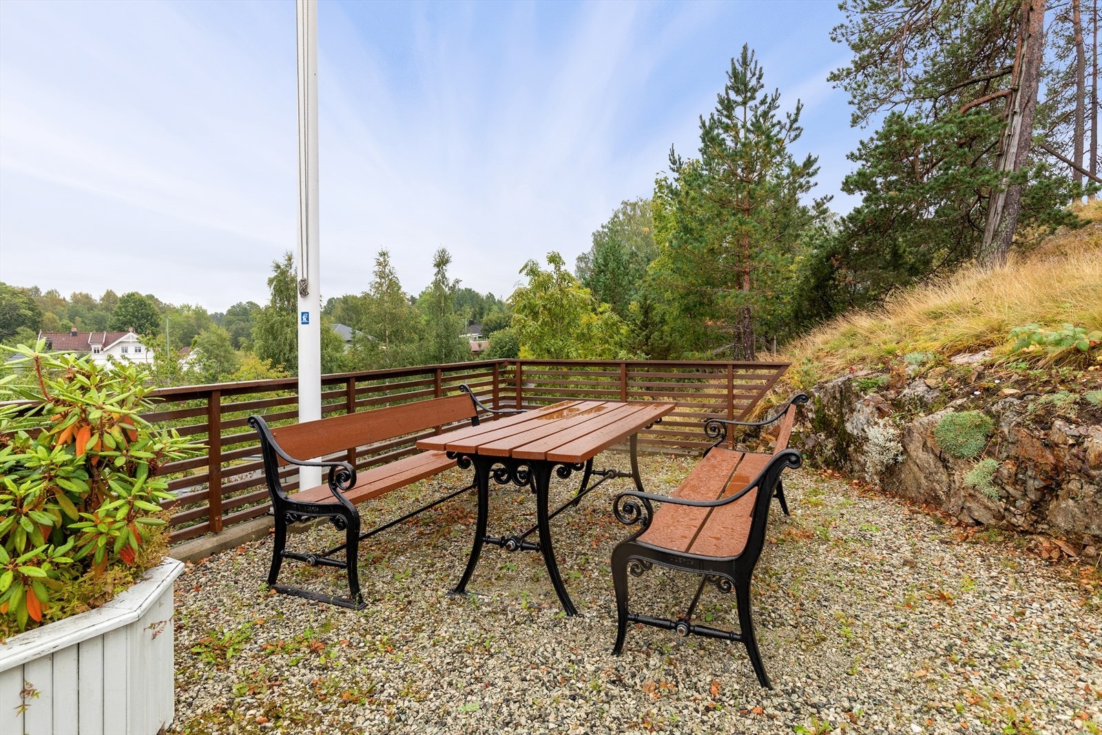 Fellesområdet har og en koselig sitteplass med benker. Galleribilde