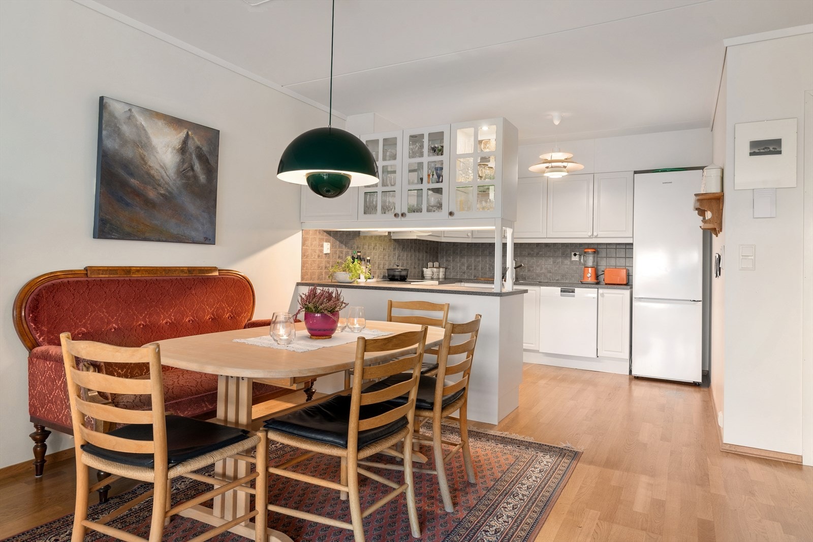 Spisestuen er lokalisert i tilknytting til kjøkkenet. Galleribilde