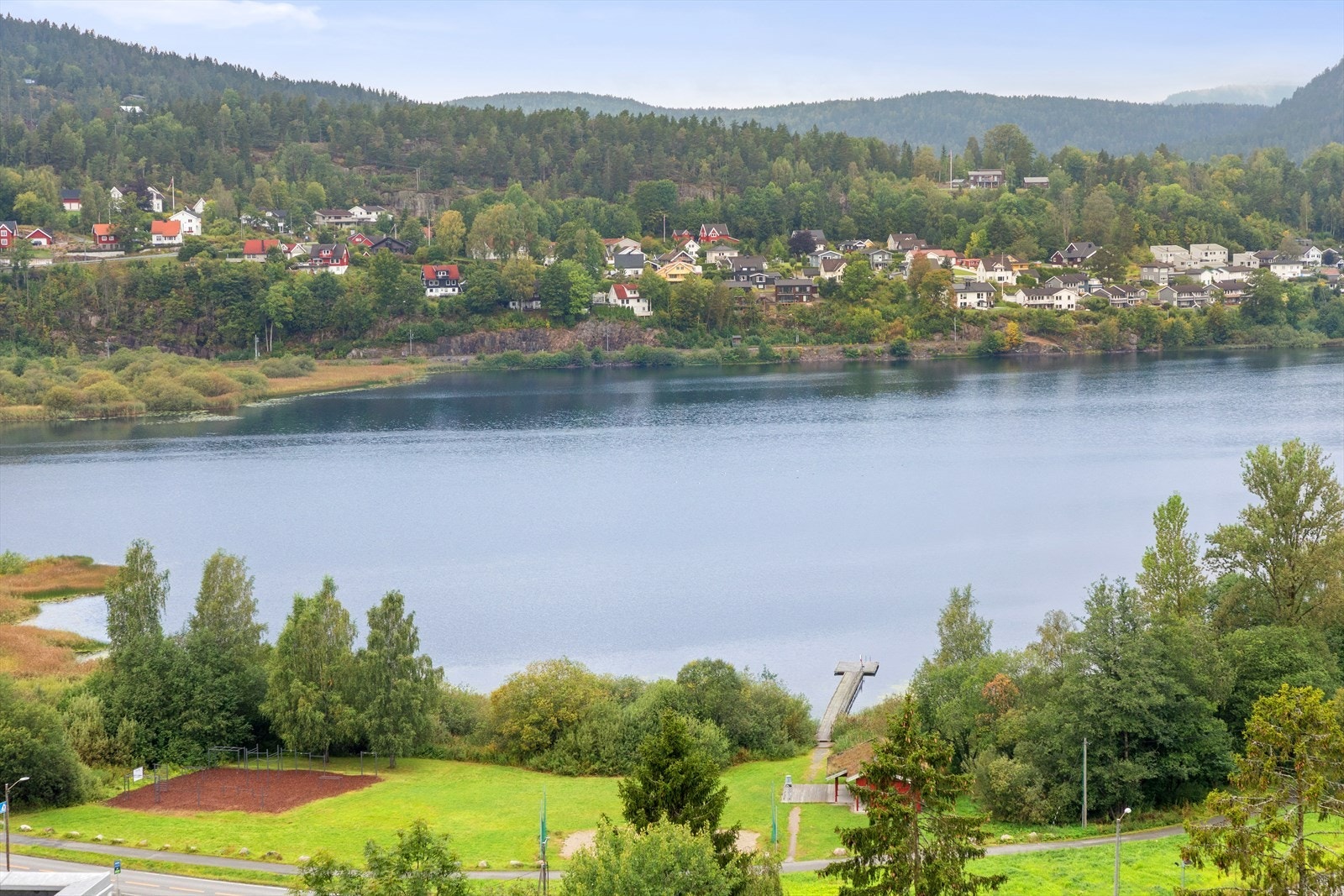 Gjellumvannet er et populært sted å både bade og fiske. Galleribilde