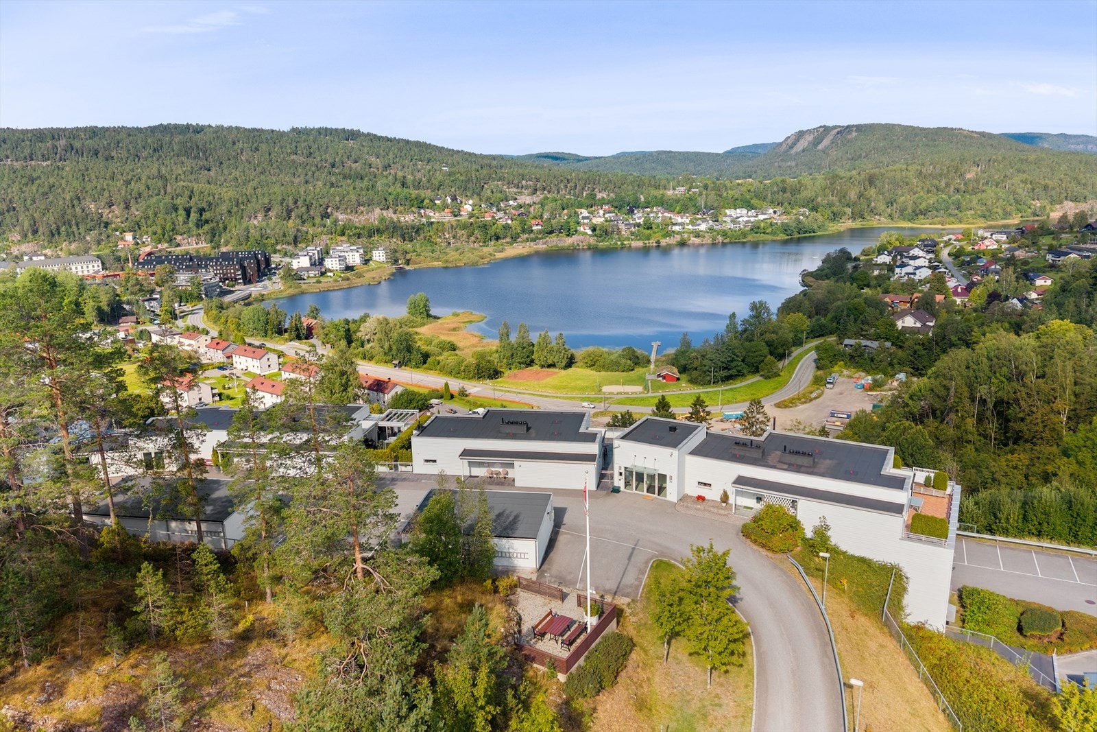 I Heggedal sentrum finner du blant annet bibliotek, helsestasjon, kafé, frisør, apotek, sushi, indisk, italiensk, iskiosk og et godt utvalg av butikker. Galleribilde