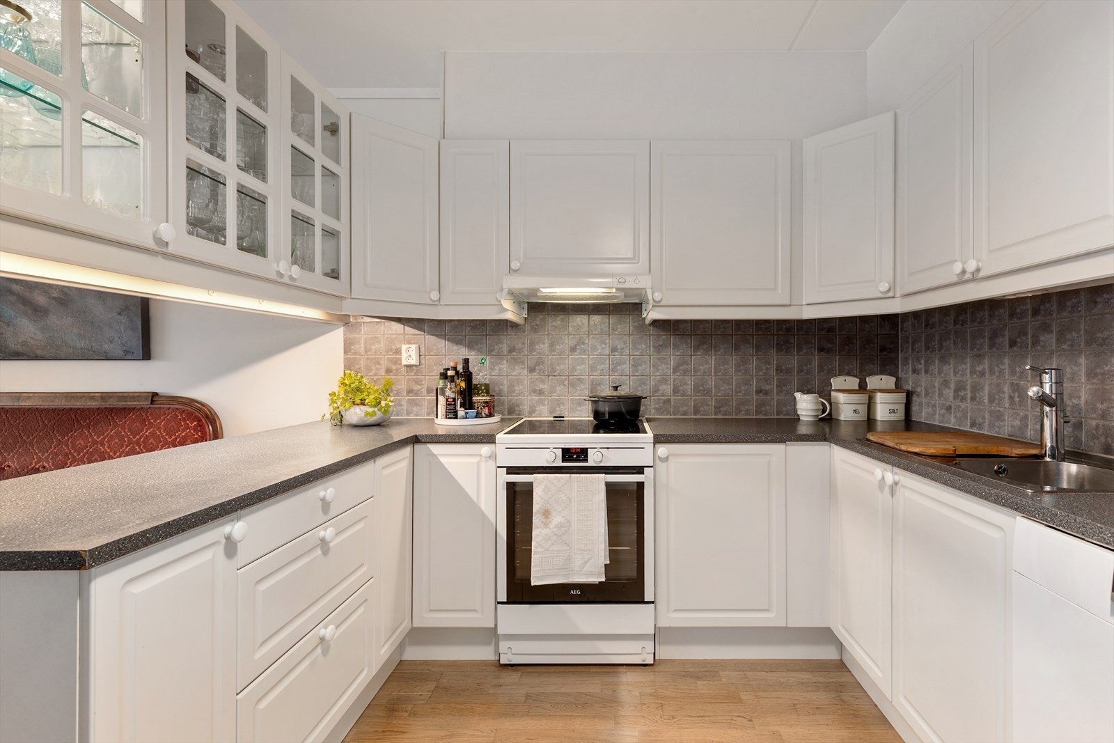 Videre har kjøkkenet nedfelt oppvaskkum med ettgreps, svingbart blandebatteri i krom. Det er integrert oppvaskmaskin, samt plass til frittstående hvitevarer som komfyr og kjøleskap. Galleribilde