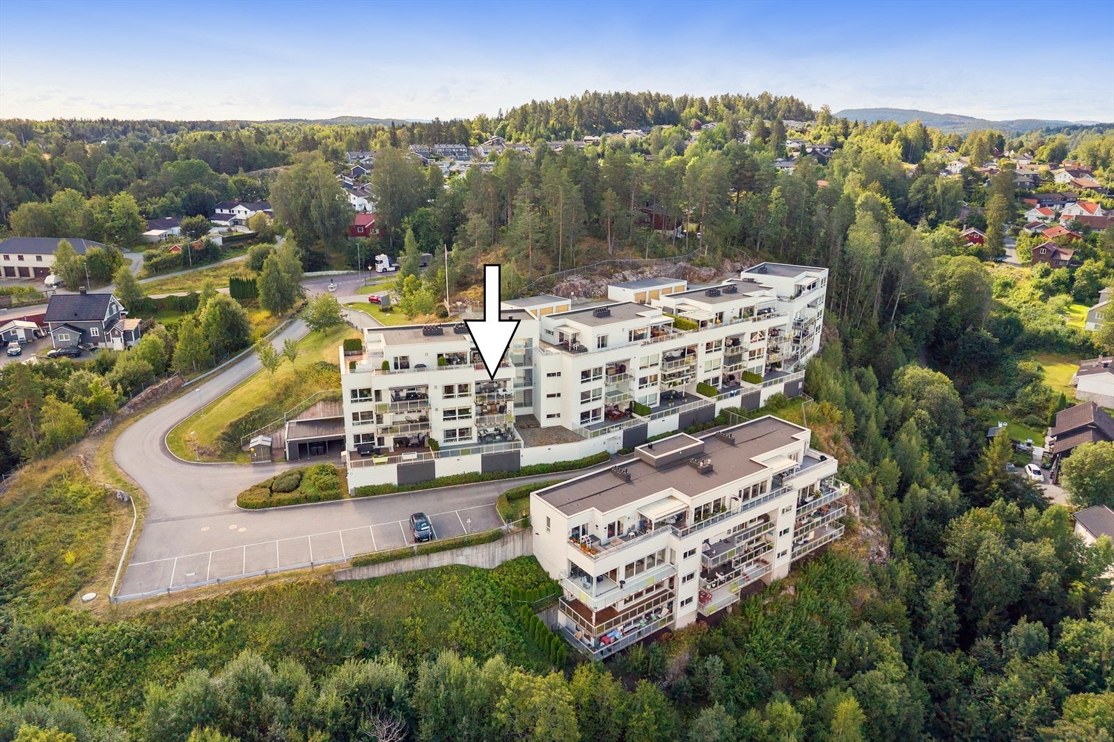 Leilighet beliggende i 1. underetasje. Dette er 3. etasje fra fronten av blokken. Galleribilde