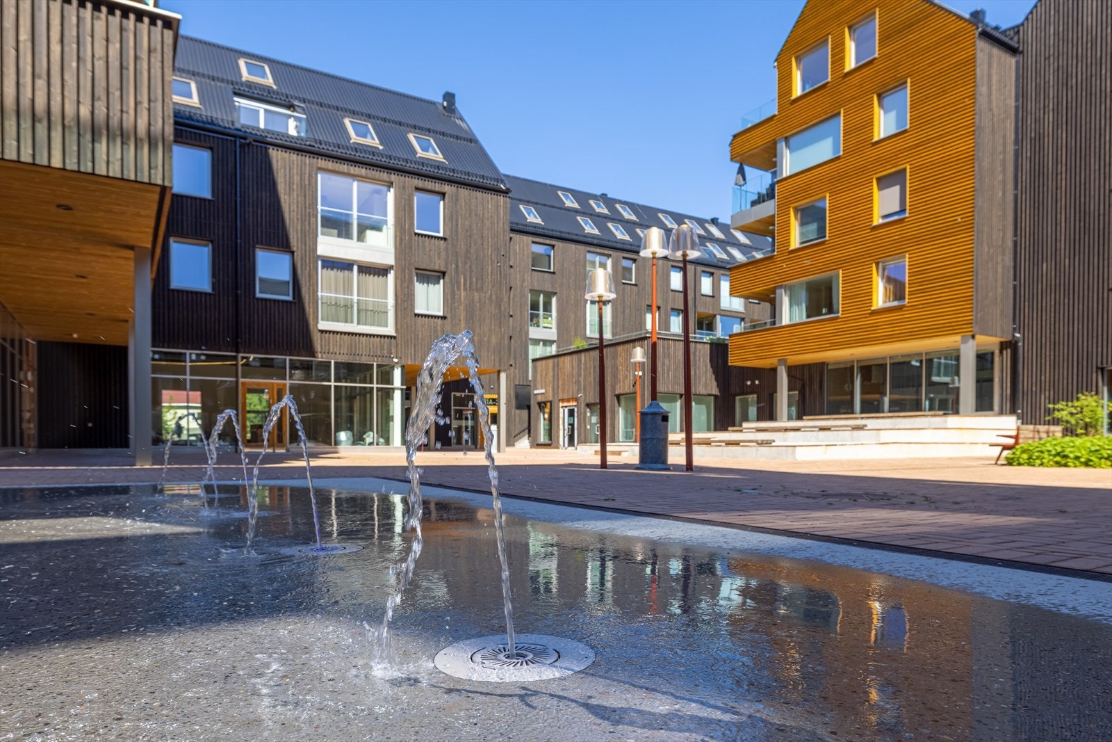 I Heggedal sentrum er det et pent opparbeidet torg med flere butikker og spisesteder. Galleribilde