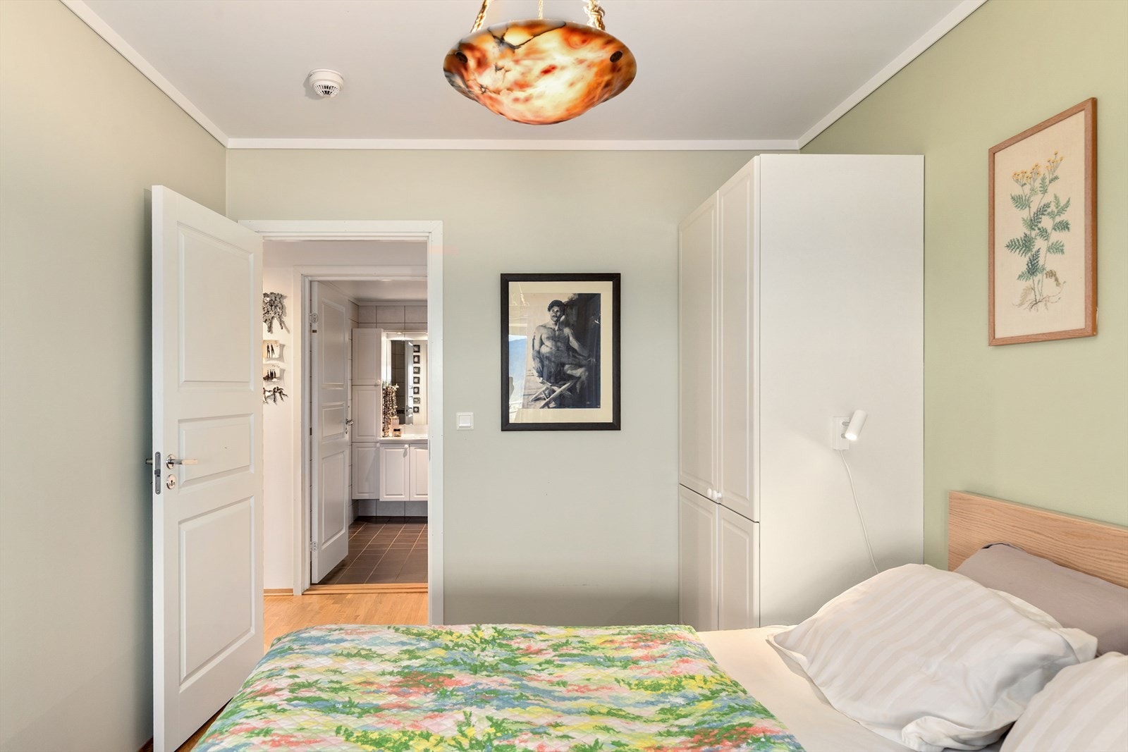 Hovedsoverommet har god plass til dobbeltseng og er innredet med garderobeskap som gir praktisk oppbevaringsplass. Galleribilde