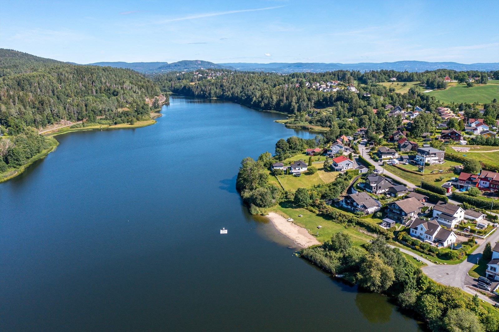 Ved Gjellumvannet i Heggedal er det flere badeplasser. Galleribilde