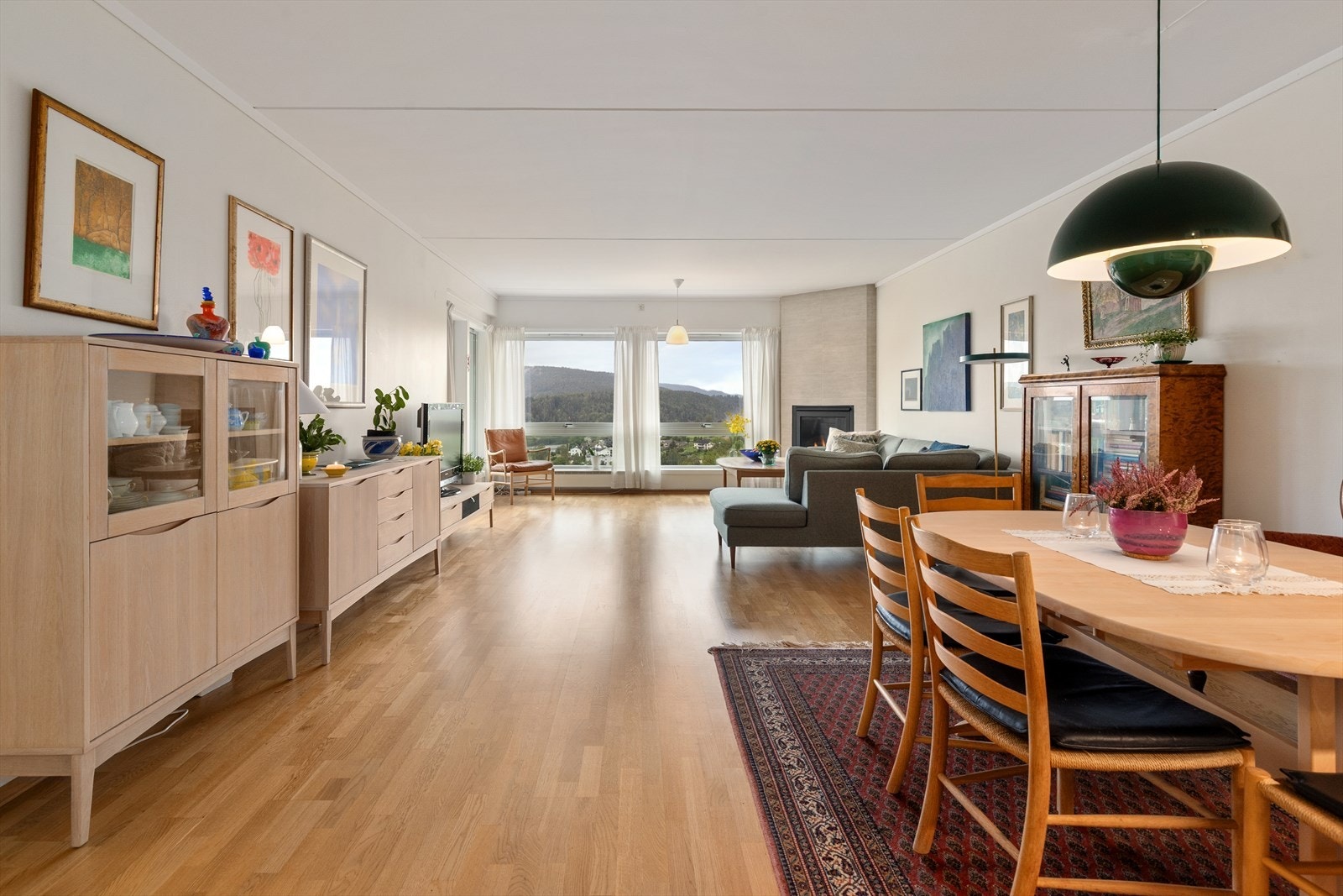 Takhøyden er 2,50 meter, noe som gir en god romfølelse. Galleribilde