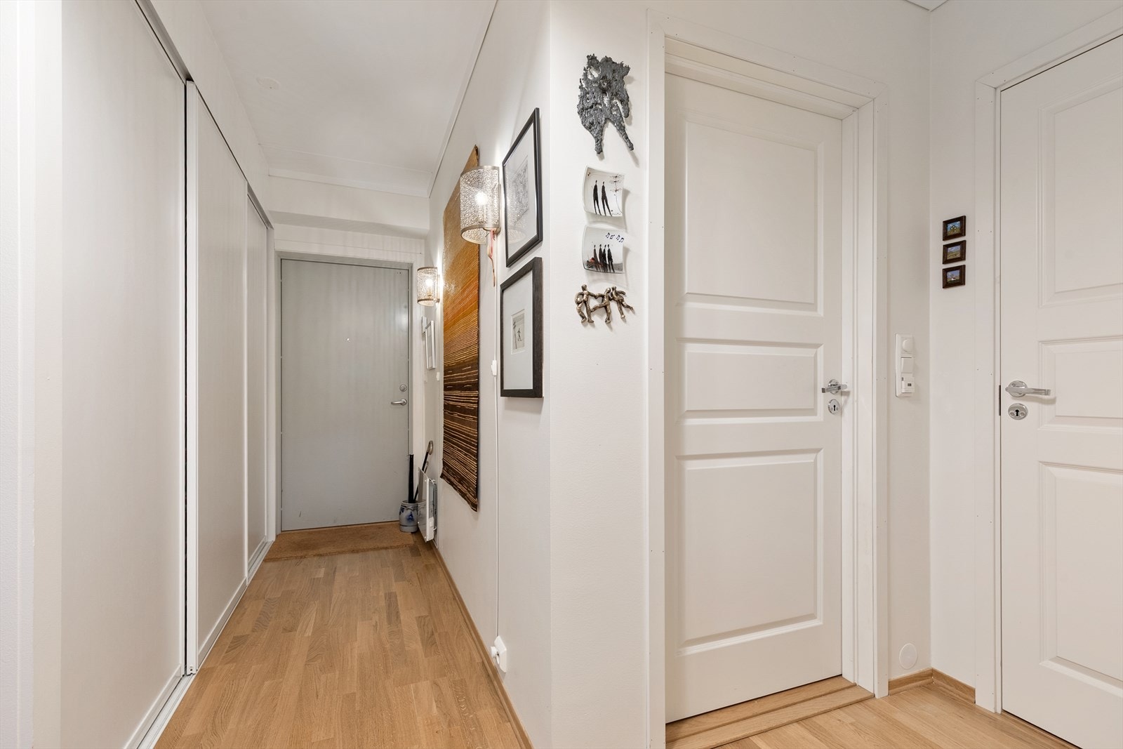 Entréen har parkett på gulv samt malte overflater på vegger og himling. Her er det etablert en praktisk skyvedørsgarderobe som gir gode oppbevaringsmuligheter. Galleribilde