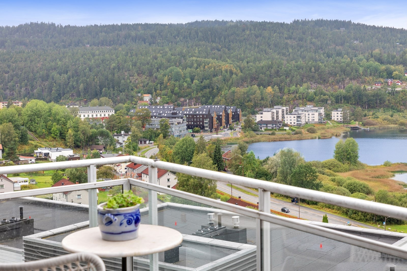 Terrassen er oppført i stålglattet betong og har flislagt gulv med fall mot sluk. Den er overbygd, noe som gir ly og gjør den anvendelig store deler av året. Videre er det montert utelys, dobbel stikkontakt og motorisert markise. Galleribilde