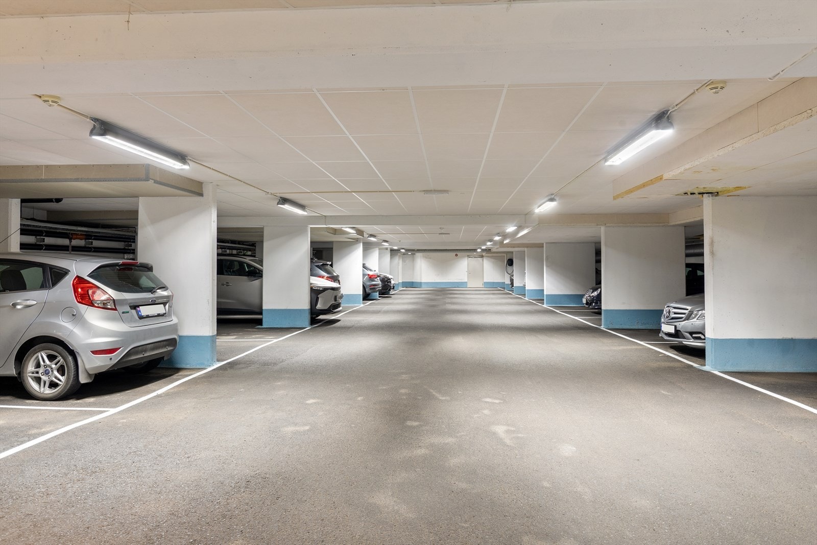 Leiligheten har én parkeringsplass i felles garasjekjeller. Plassen er merket med 307 og er tinglyst som tilleggsdel til seksjonen. Galleribilde