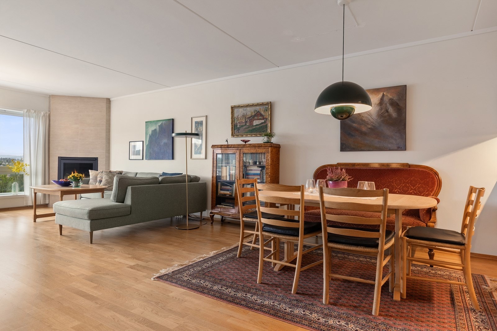 Rommet har parkett på gulv, malte overflater på vegger og betonghimling. Galleribilde