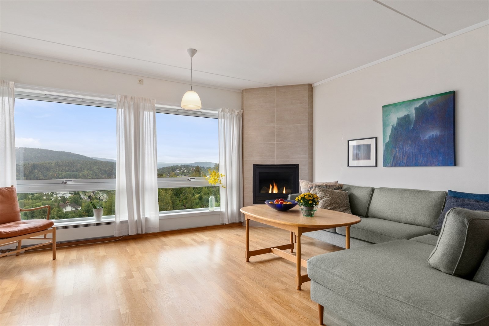 Store vindusflater gir rikelig med lysinnslipp og fritt utsyn mot Gjellumvannet og nærområdet. Galleribilde