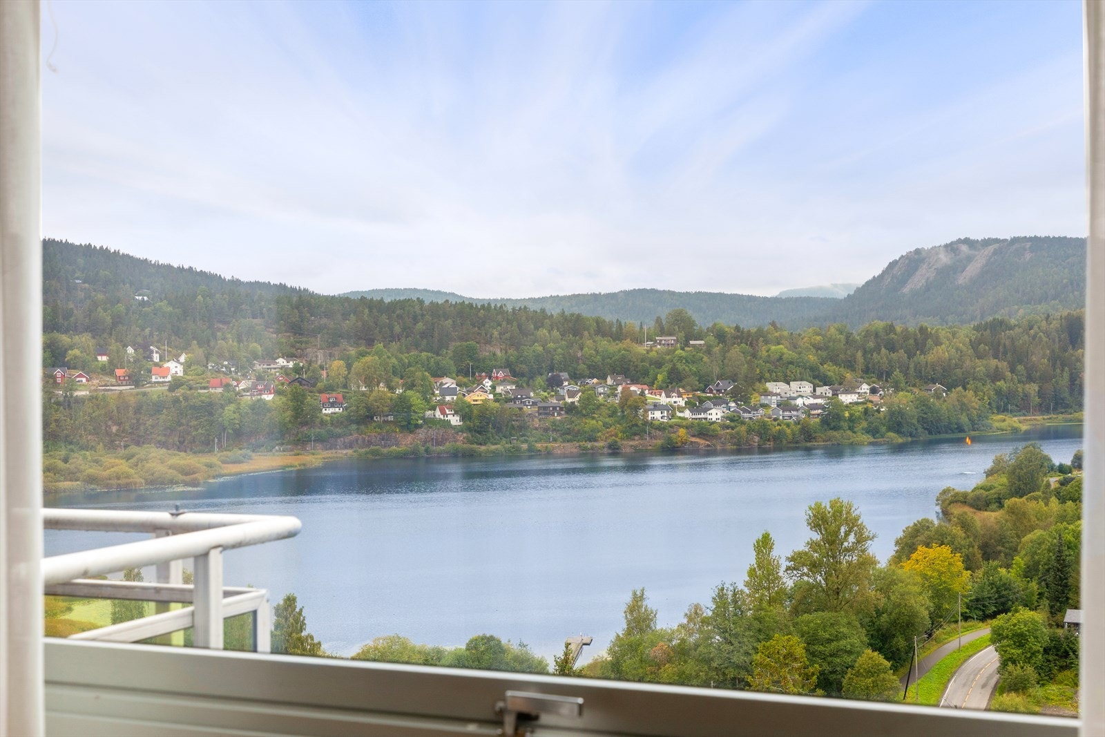 Begge rommene har flott utsikt til Gjellumvannet og Vardåsen. Galleribilde