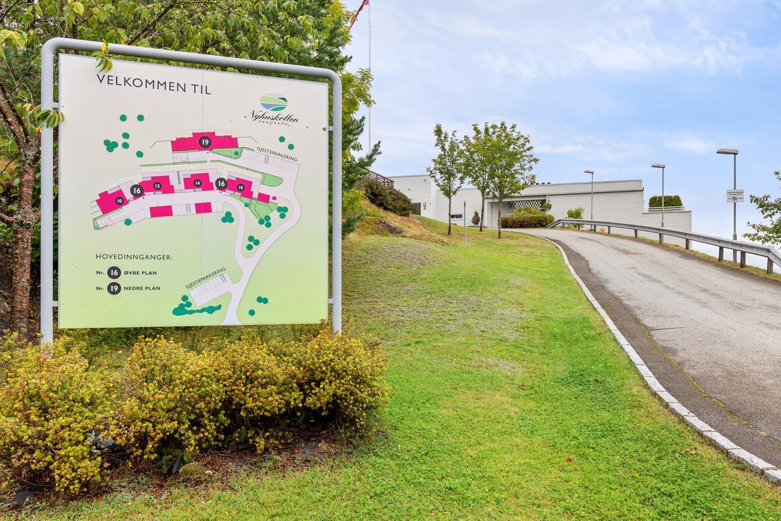 Sameiet er pent opparbeidet med asfalterte internveier, plen og beplantning. Galleribilde