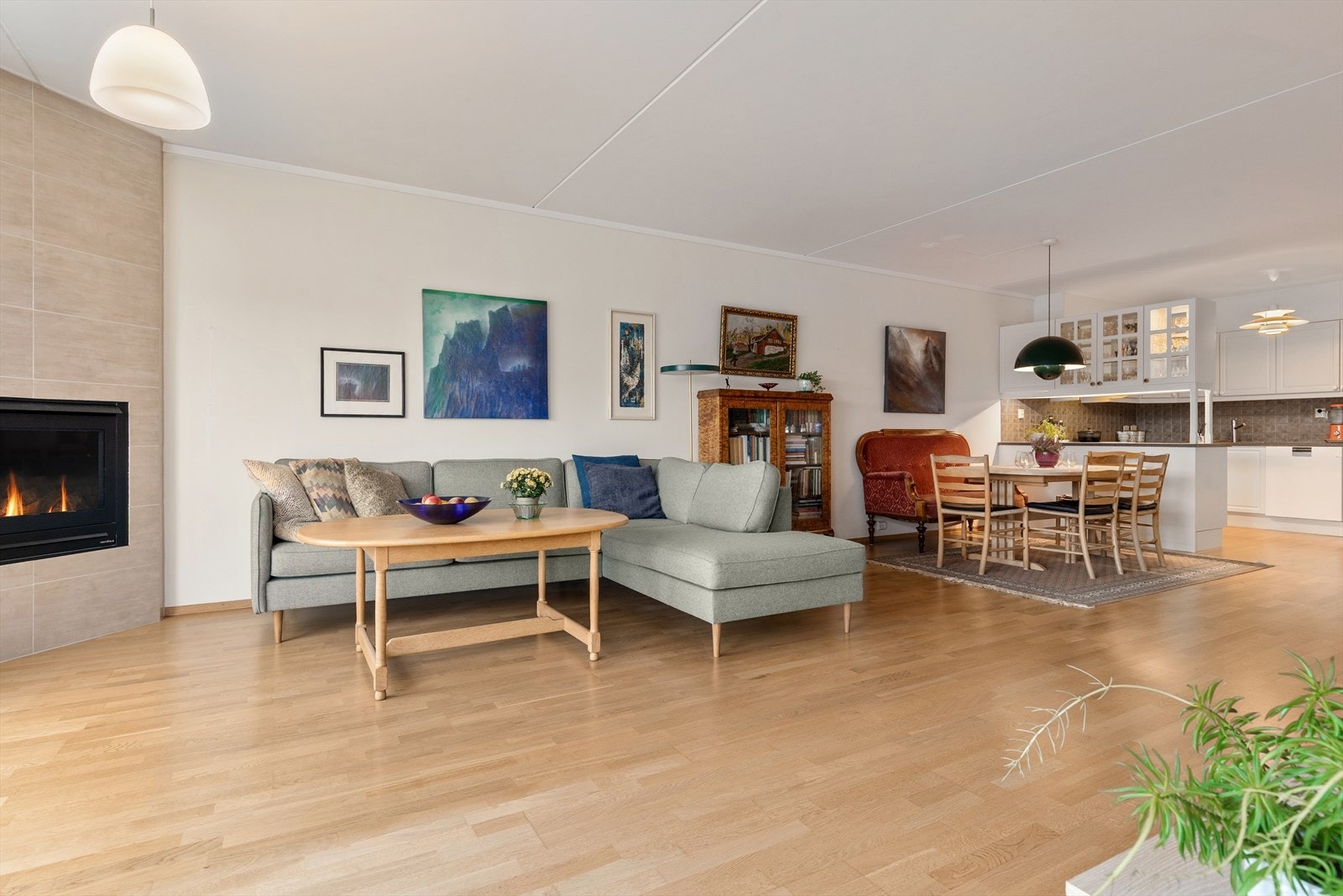 Leiligheten har en romslig stue med åpen løsning mot spisestue, som gir gode muligheter for både hverdagsliv og sosiale sammenkomster. Galleribilde