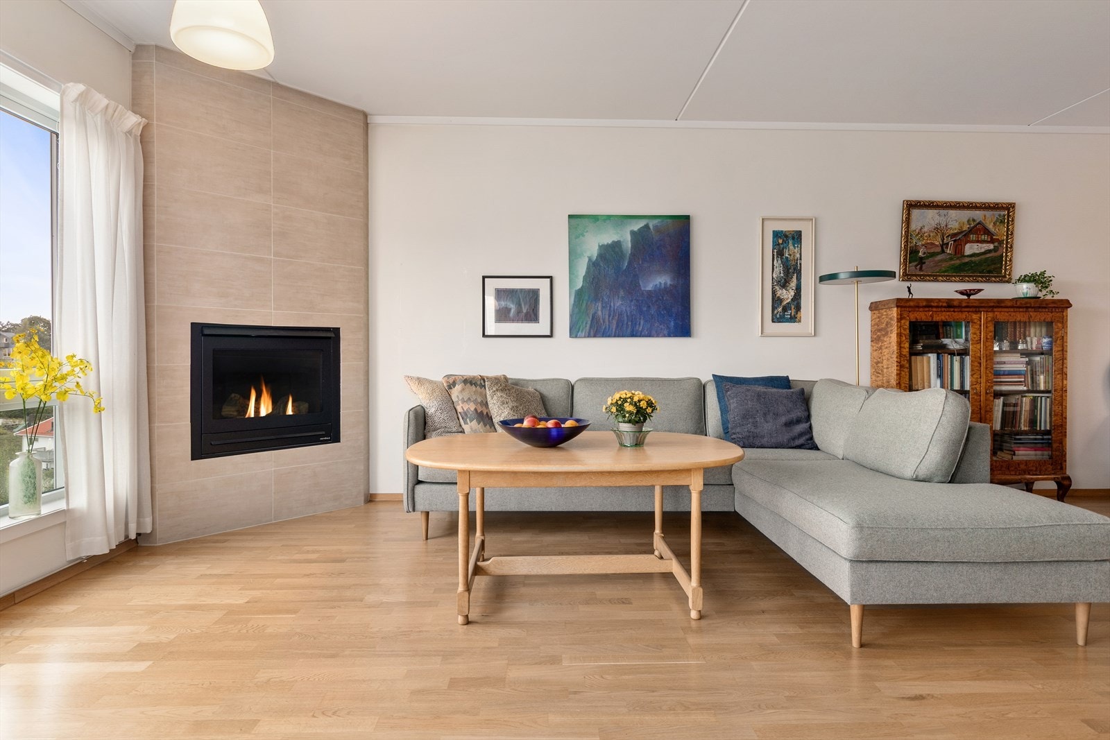 I hjørnet er det montert gasspeis som skaper en lun og behagelig stemning. Galleribilde