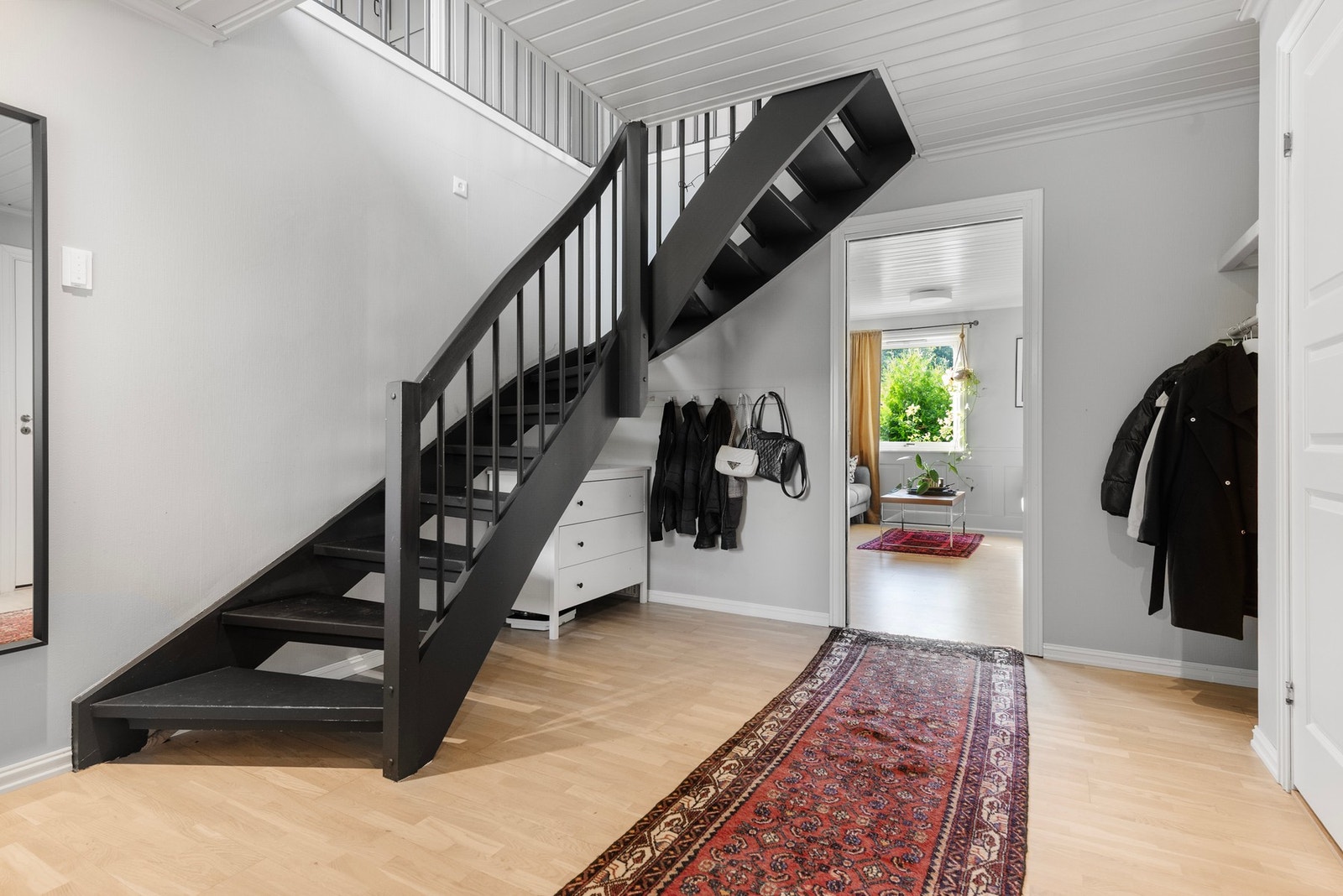 Den mørke trappen gir en fin kontrast i rommet i rommet og fremhever åpningen opp til etasjen over Galleribilde