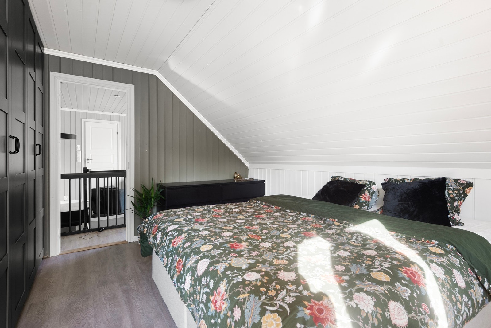 På soverommene har du malt panel på vegger og i taket - de mørkere fargene gir rommet en lun og innbydende atmosfære Galleribilde