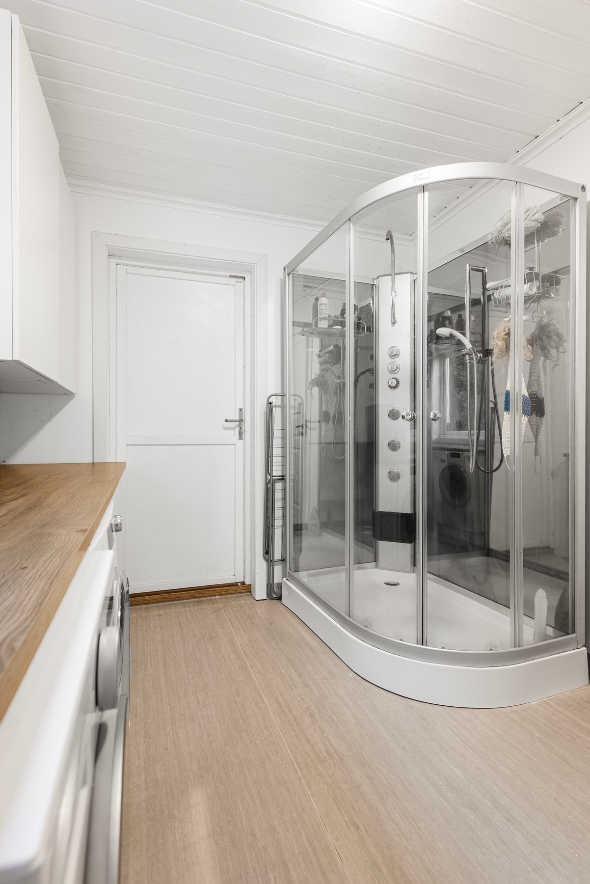 Her er det installert et romslig dusjkabinett for en enkel og rask dusj Galleribilde