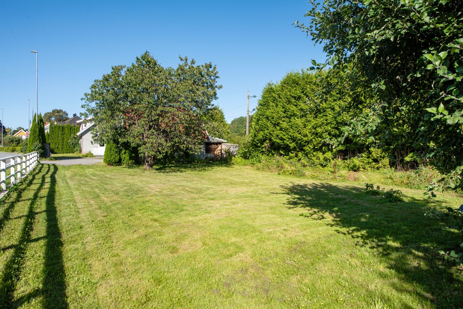 Til boligen følger en romslig hage - her er det klart for ballspill og lek Galleribilde