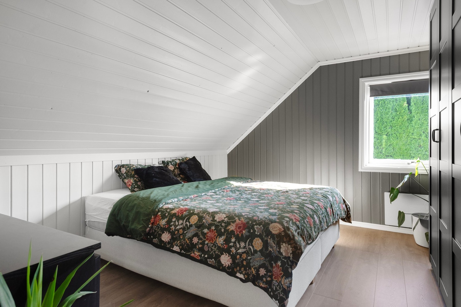 Rommene er innredet med moderne og romslig garderobe Galleribilde