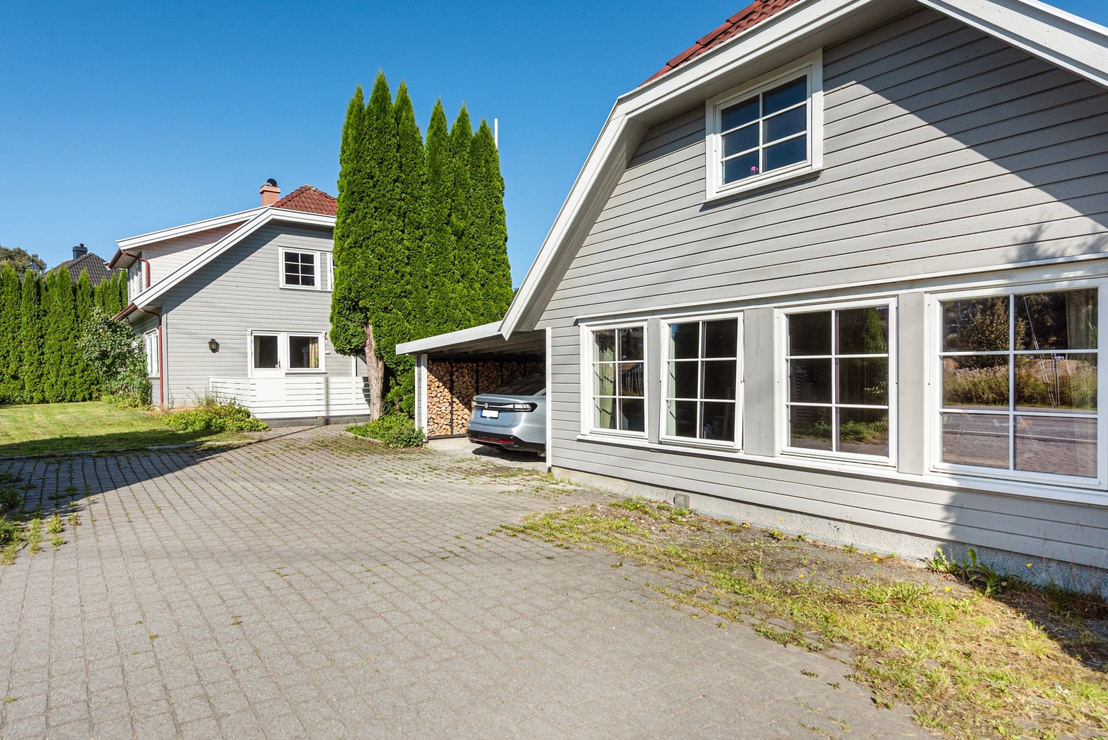 Boligen har god plass til parkering i innkjørsel og i carporten Galleribilde