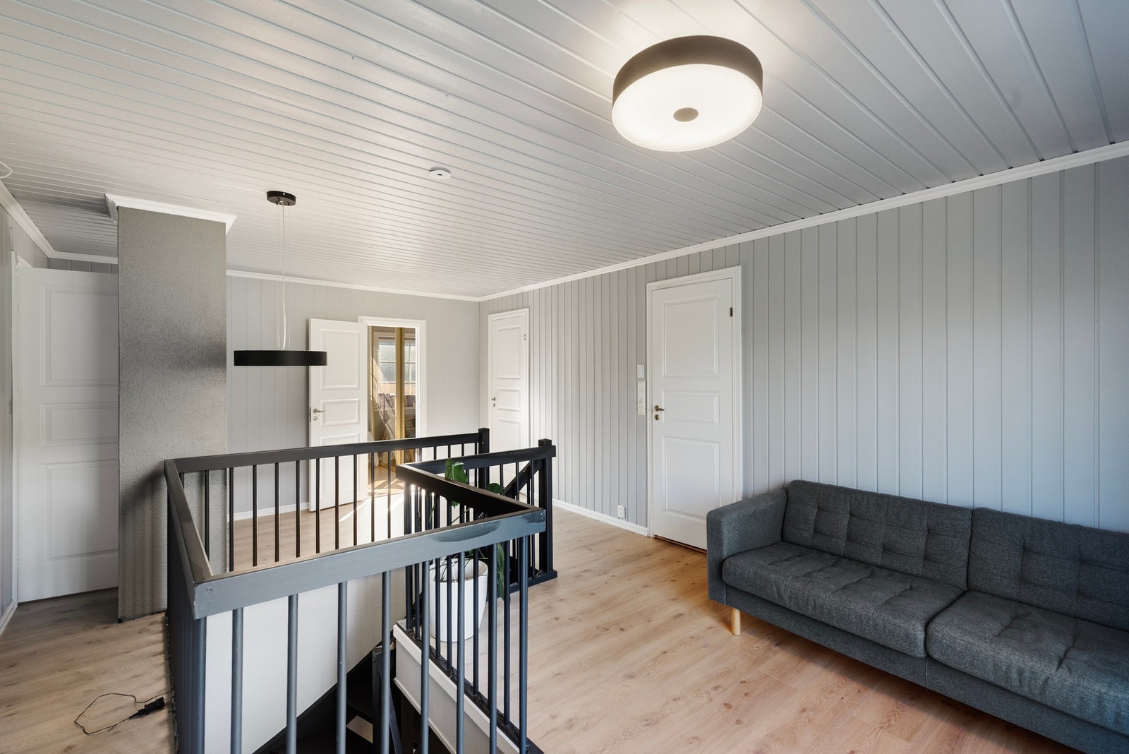 Åpen løsning med god tilgang til boligens 4 soverom samt badet Galleribilde